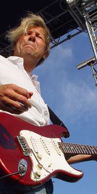 Jeff Golub, American guitarist, dies at age 59